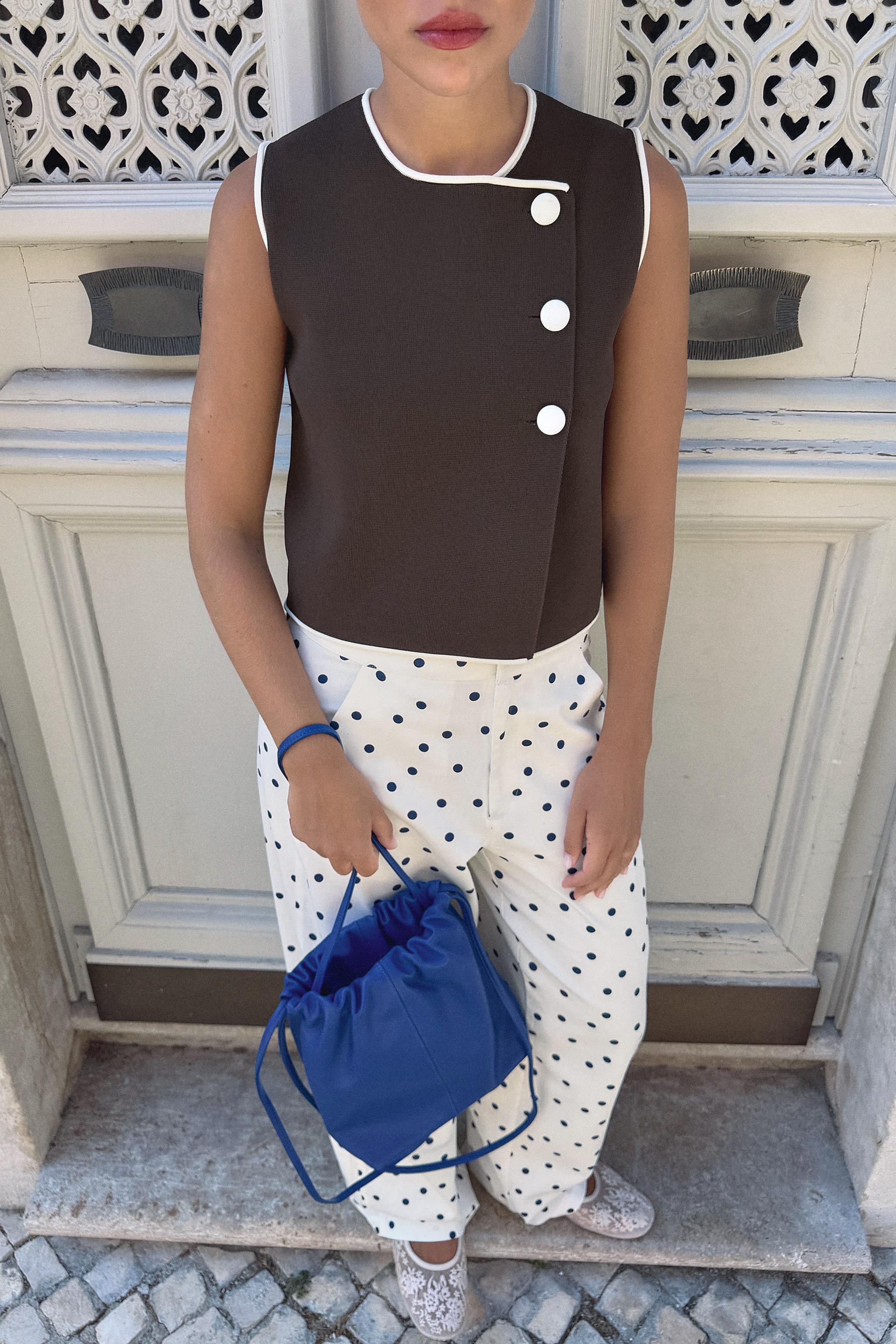 TOP EN MAILLE À BOUTONS ET CONTRASTE